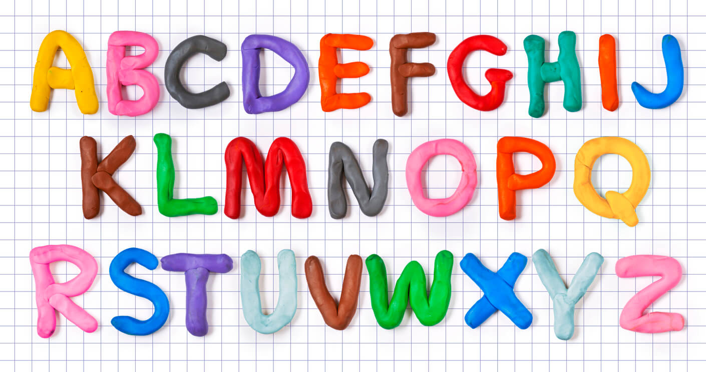 L'alphabet en pâte à modeler.