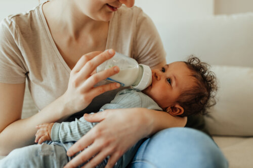 mama ofrece leche biberon mamadera bebe