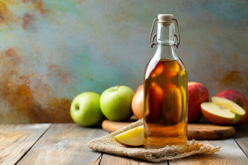 ¿El vinagre de manzana funciona contra los piojos?