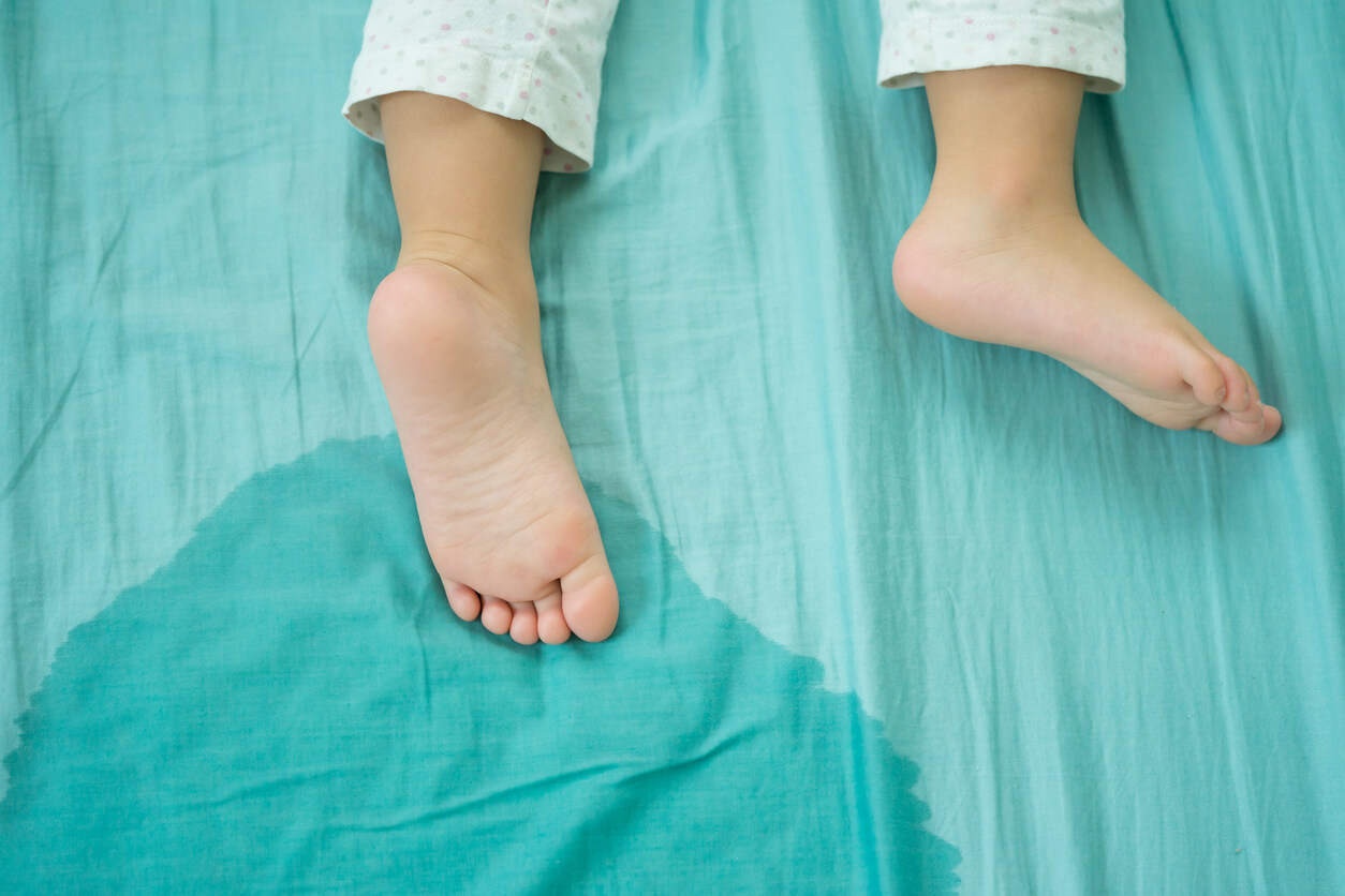 ¿Por qué los niños mojan la cama según la psicología?