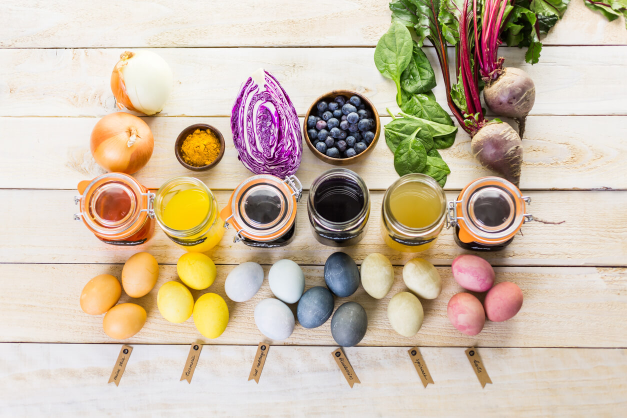 Vários tipos de alimentos coloridos.