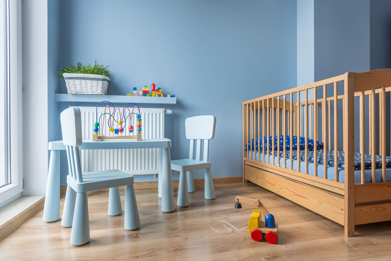 Une chambre de bébé bleue.