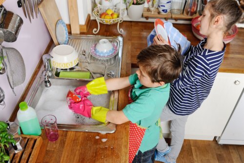 Antes de los 8 años, tu hijo debe ayudar con los deberes del hogar