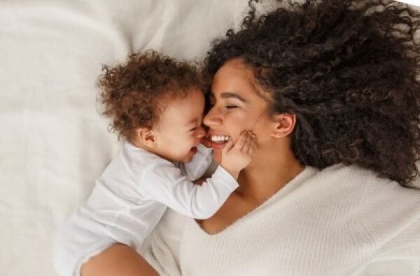 Bebé junto a su madre