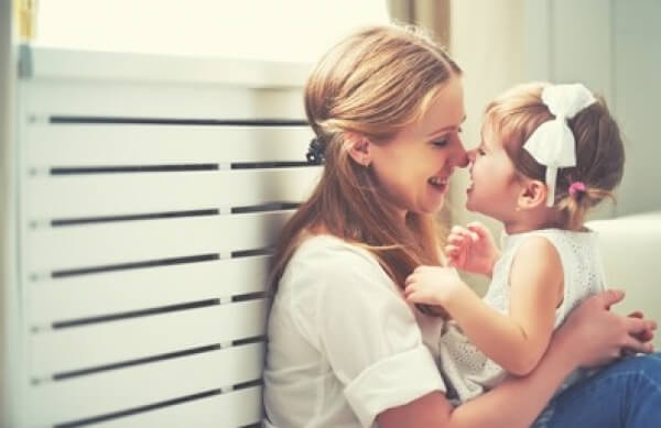 Mamá encantada con su hija