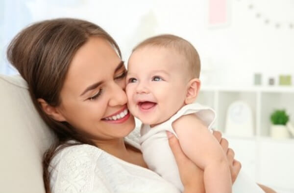 Bebé compartiendo con su mamá