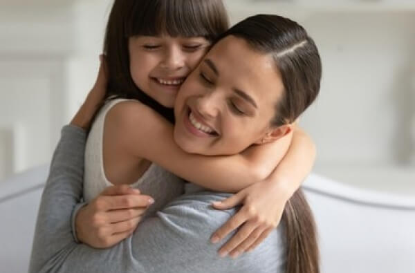 La hija abrazando a la mamá