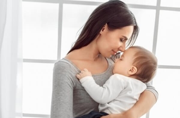 Mamá cuidando a su hijo