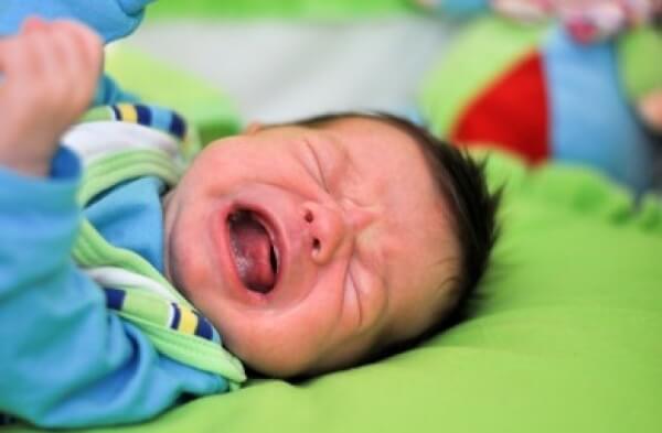 Conoce las consecuencias de dejar a tu bebé solo cuando llora