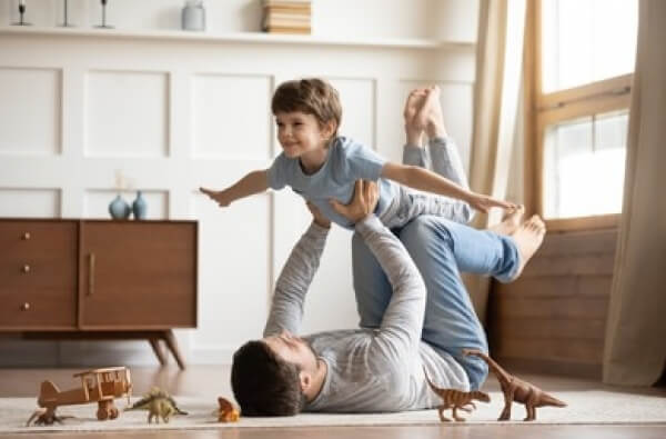 Padre jugando con su hijo