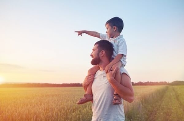Hijo en compañía de sus padre