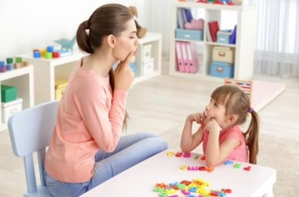 Maman répétant les mots de sa fille