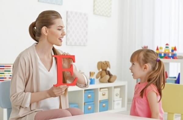 Maman enseigne les lettres à sa fille