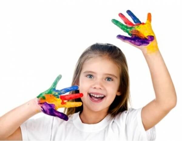 Fille créative après avoir faite de la peinture.