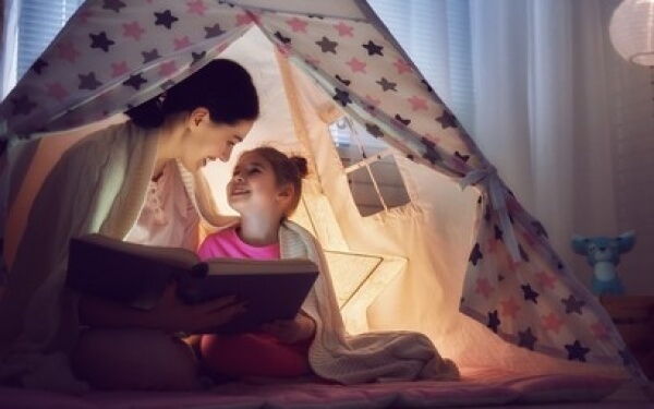 Maman lit une histoire à sa fille