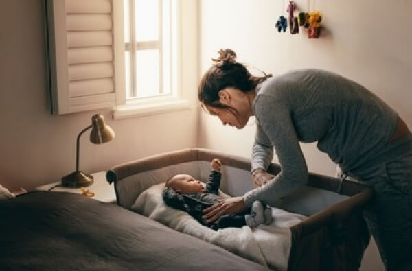 Jeune maman attentive à son bébé.