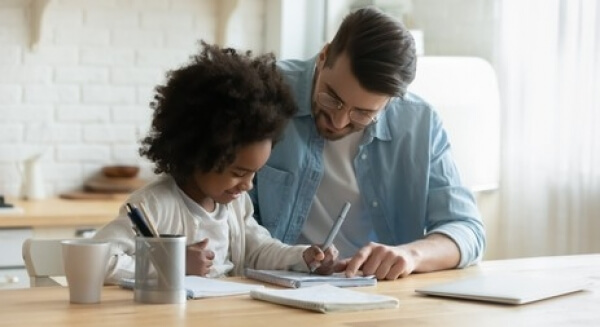 Père donnant une dictée à sa fille