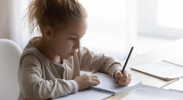 Une jeune fille qui écrit.