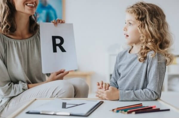Petite fille apprenant les lettres