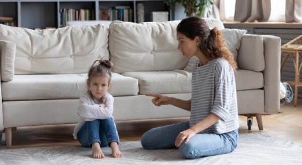 Mamá regañando a su hija