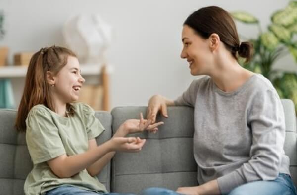 Maman parle joyeusement avec sa fille