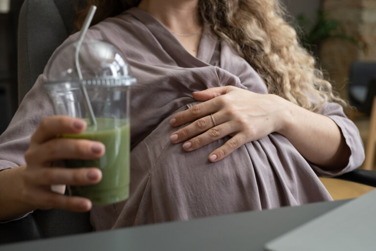 Cócteles sin alcohol en el embarazo: qué debes saber