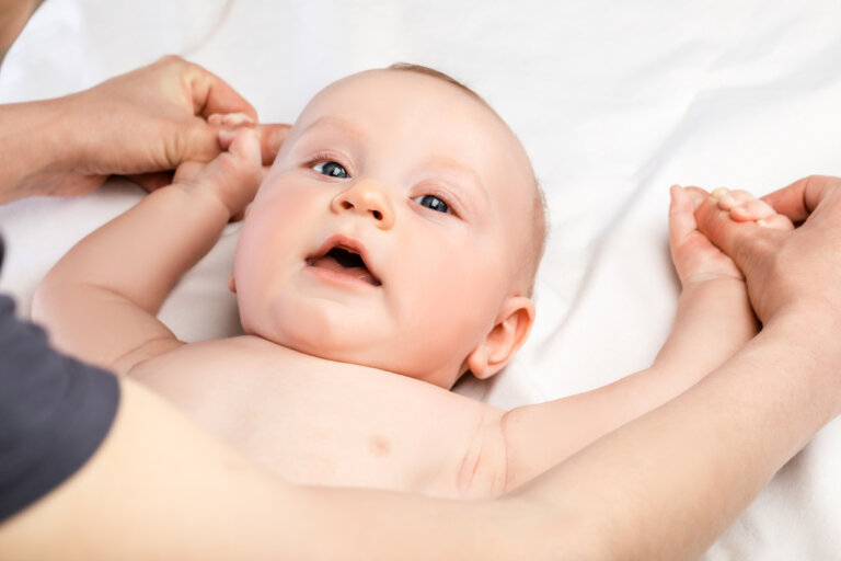 Estiramiento muscular en los bebés: ejercicios y beneficios