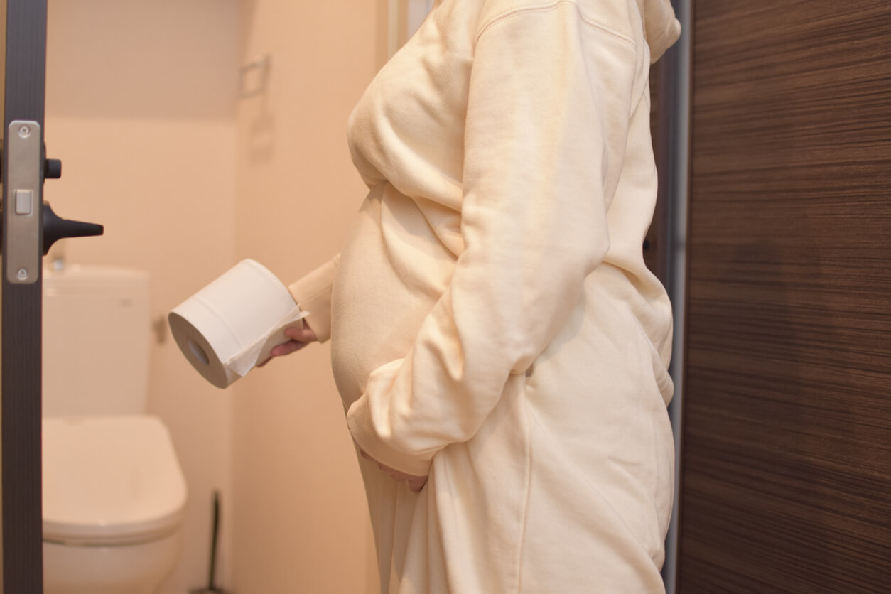 femme dans la salle de bain papier toilette douleur au bas ventre 