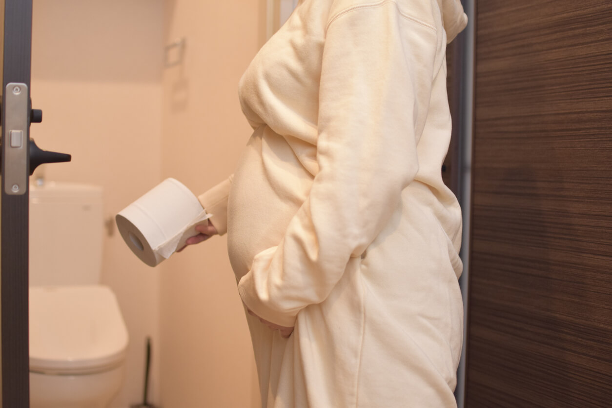 femme dans la salle de bain papier toilette douleur au bas ventre