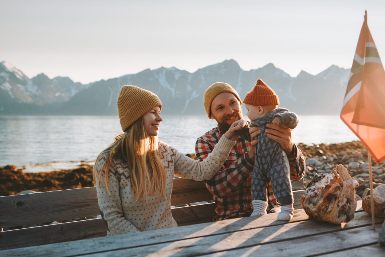 familia joven con bebe en noruega bandera de fondo