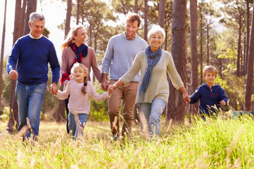 abuelo abuela padre madre ninos caminan por el bosque familia unida