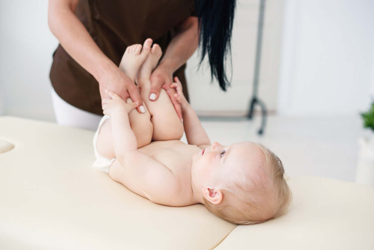 flettere le gambe cosce arti inferiori stiramento potenziamento stimolazione precoce baby terapista