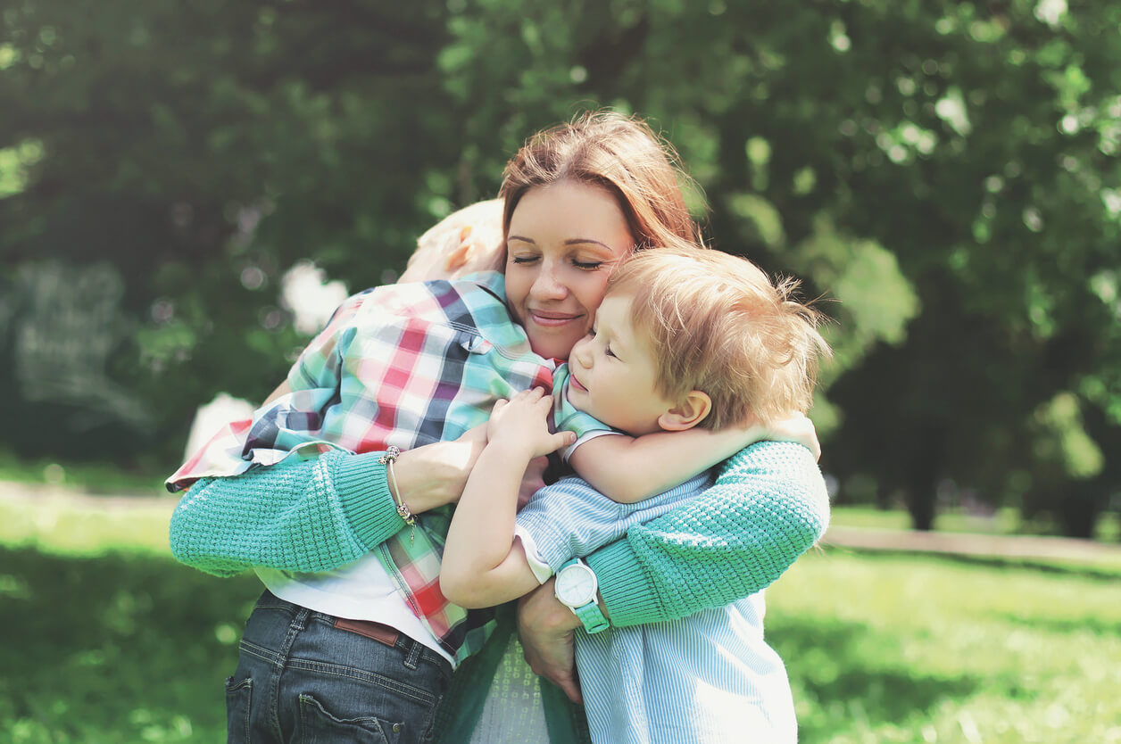 abrazo gesto despedida amor madre hijos