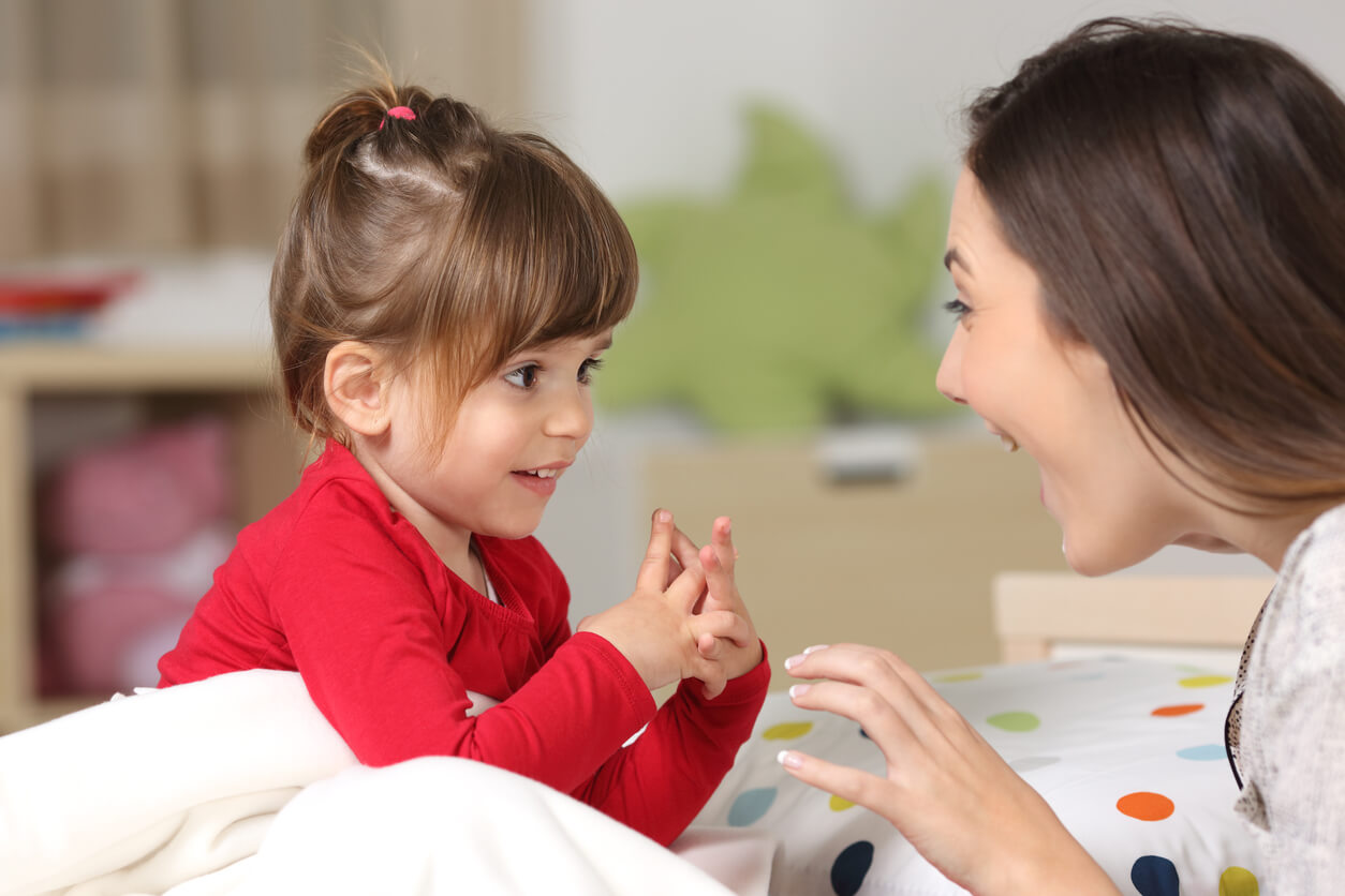 femme mère visage d'étonnement intérêt pour le dialogue avec fille fille fille conversation