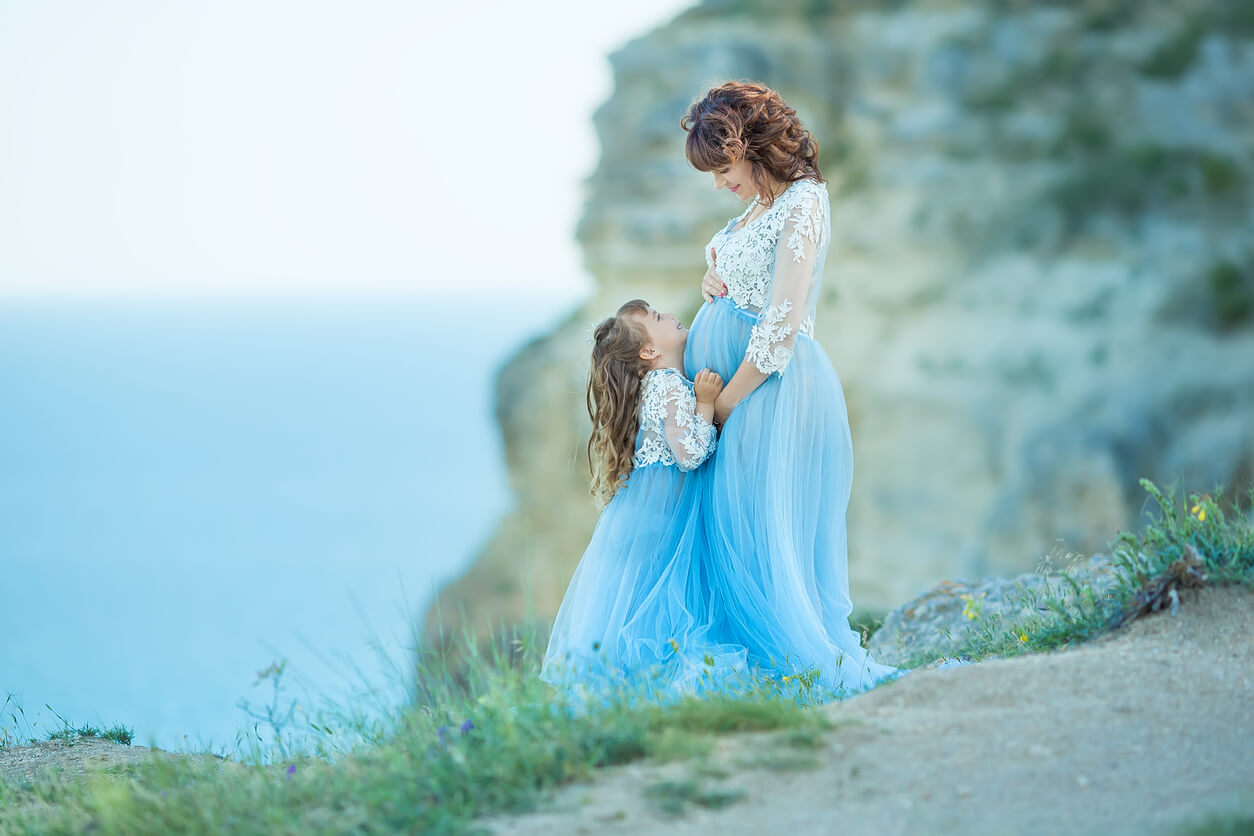 femme enceinte avec sa fille aînée pose dans les ruines grecques
