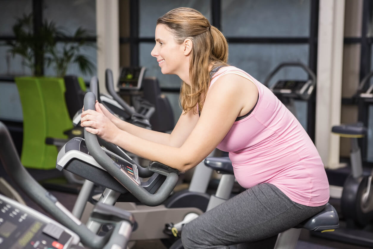 donna sport attività fisica gravidanza spinning cyclette