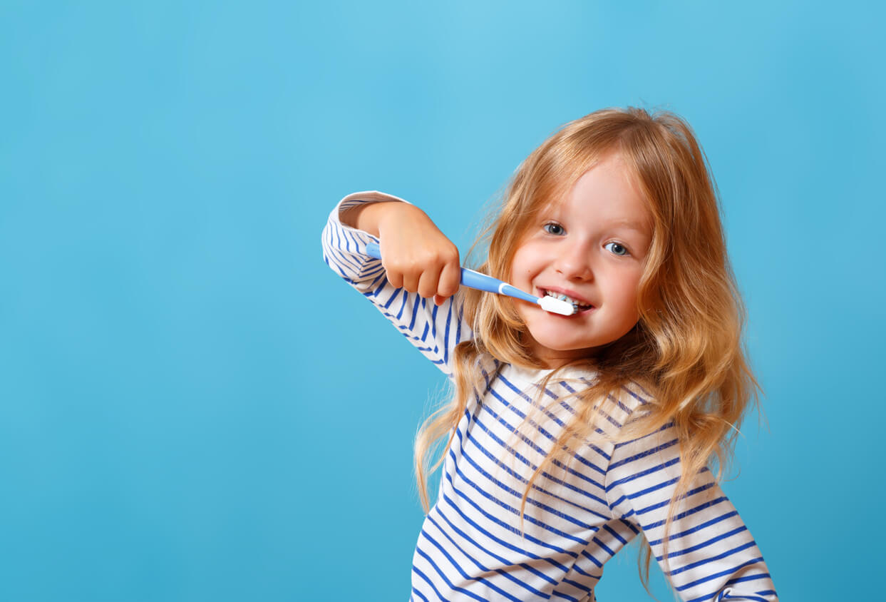 cepillado dientes nina feliz higiene buco dental