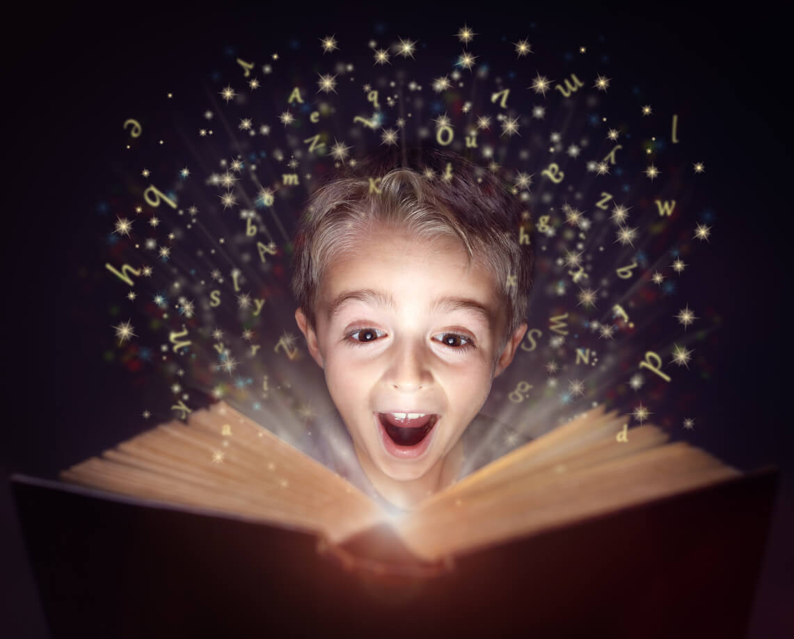 Lettres de lecture magique concept briller garçon avec visage étonné