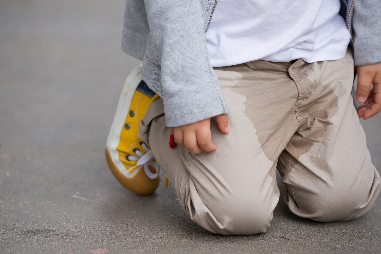 Un enfant qui a fait pipi dans son pantalon.