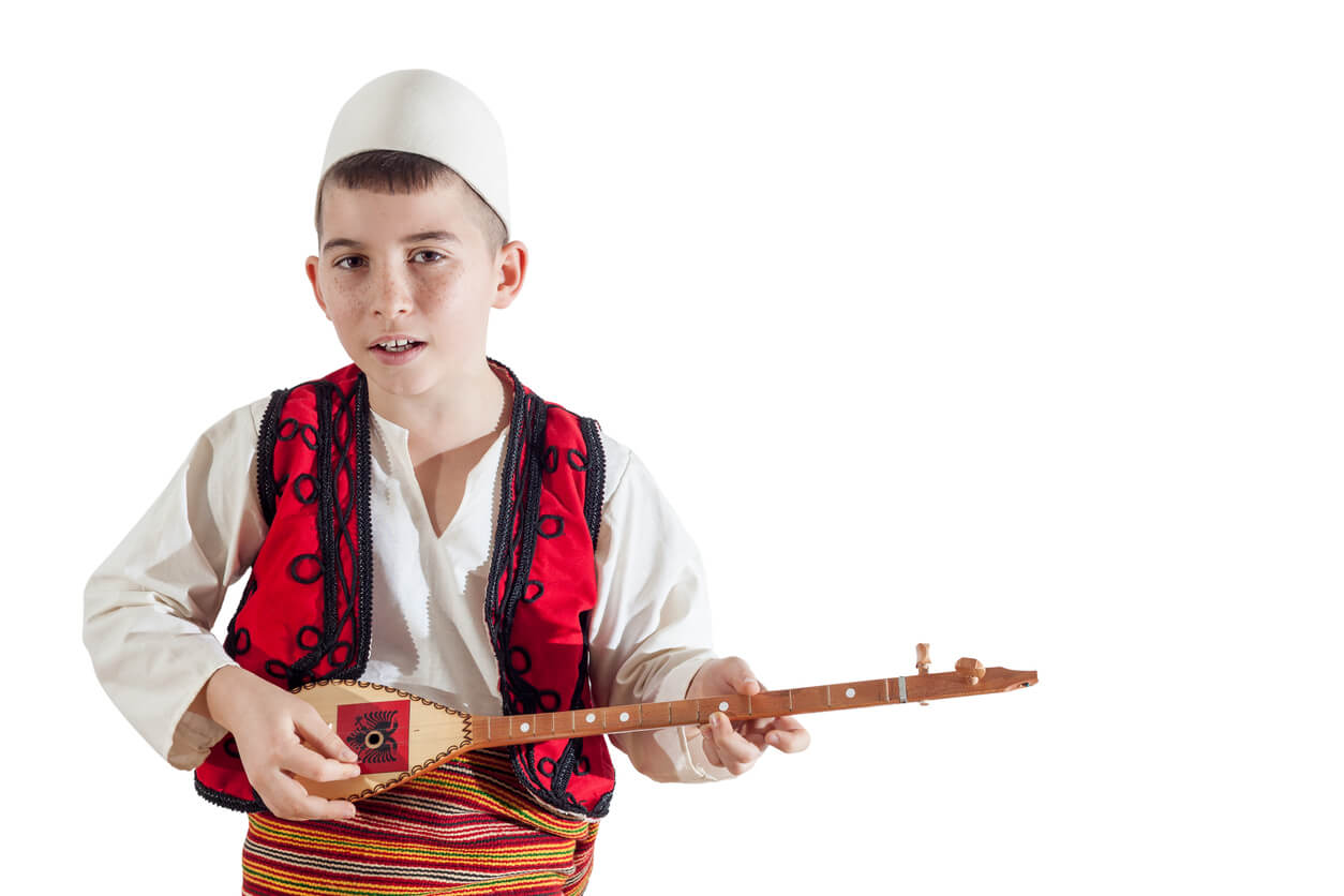 enfant albanie groupe ethnique instrument costume