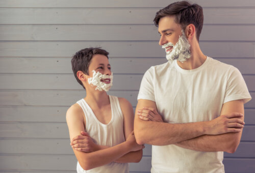 padre e hijo con espuma de afeitar en la barbilla