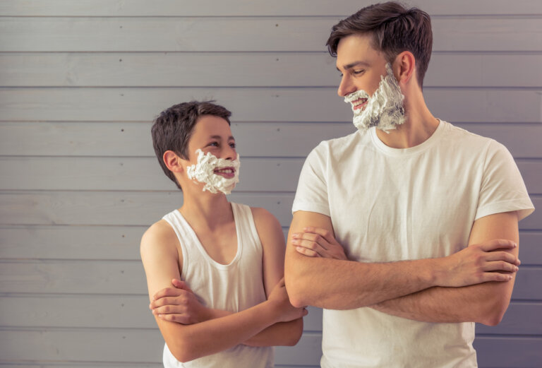 Cómo enseñar a un adolescente a afeitarse