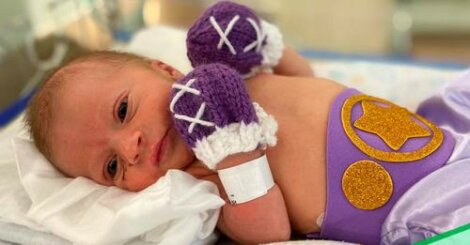 Hospital vistió con guantes de box a bebés prematuros para celebrar que son unos luchadores