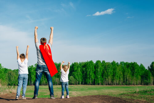 padre e hijos en el campo super heroes