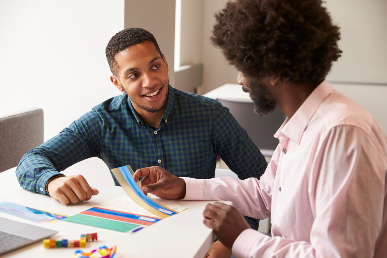 ayuda tutor terapeuta joven adolescente con dislexia refuerzo lectura