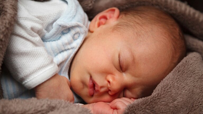 Cómo dormir al bebé más fácilmente con esta mecedora de precio económico