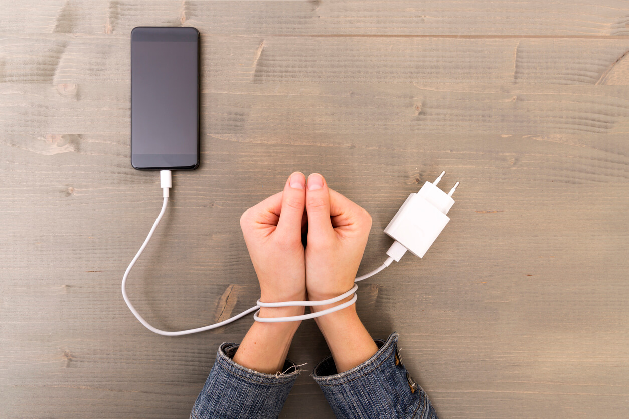 Een kind die verslaafd is aan de telefoon