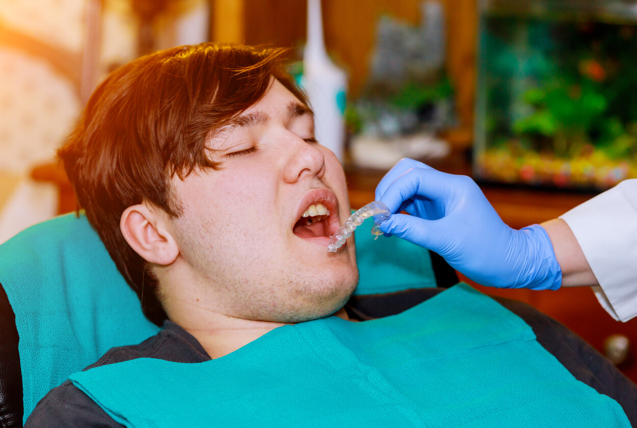 joven adolescente en el sillon del dentista con aparato endodoncia invisible