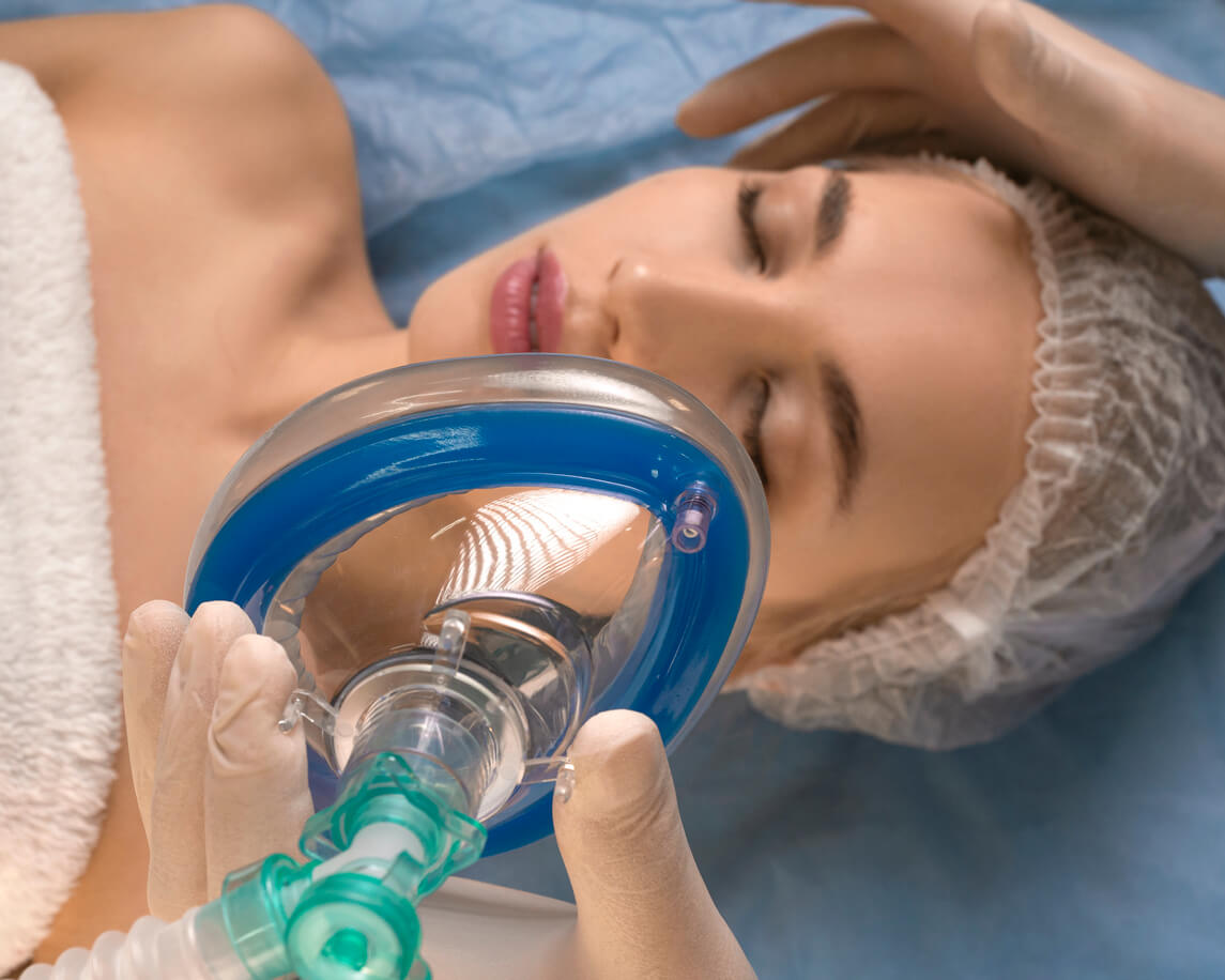 donna sdraiata copricapo barella maschera facciale intubazione sedazione anestesia analgesia generale