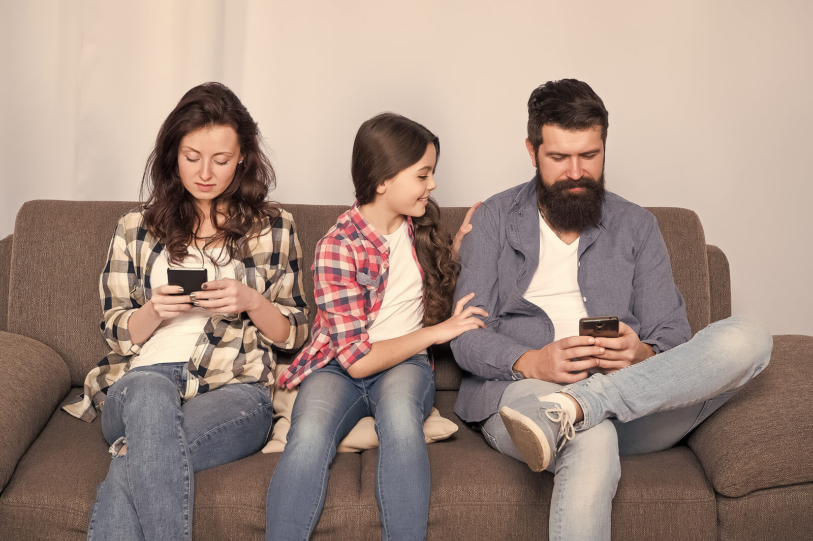 Padres ignorando a su hijo